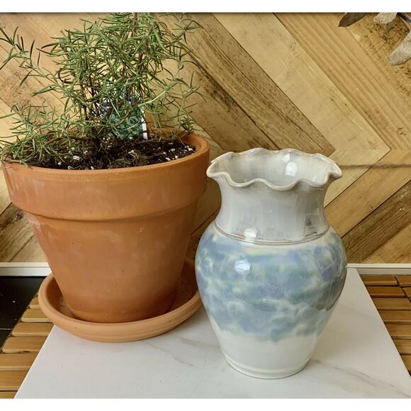 Studio ceramic pottery vase ruffled edge white blue signed 6.5” - Picture 5 of 12